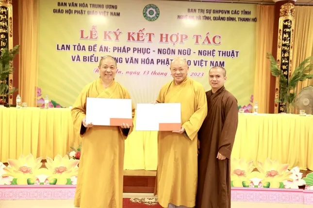 Hòa thượng Thích Thọ Lạc cùng Thượng tọa Thích Tâm Định ký kết bản ghi nhớ hợp tác giữa Ban Văn hóa T.Ư và Ban Trị sự GHPGVN tỉnh Thanh Hóa