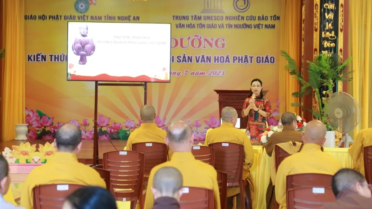 Thạc sĩ Nguyễn Thị Thu Hoan - Phó Giám đốc Bảo tàng Lịch sử Quốc gia Việt Nam chuyển tải chuyên đề “Bảo tồn, phát huy giá trị di sản Văn hóa Phật giáo”