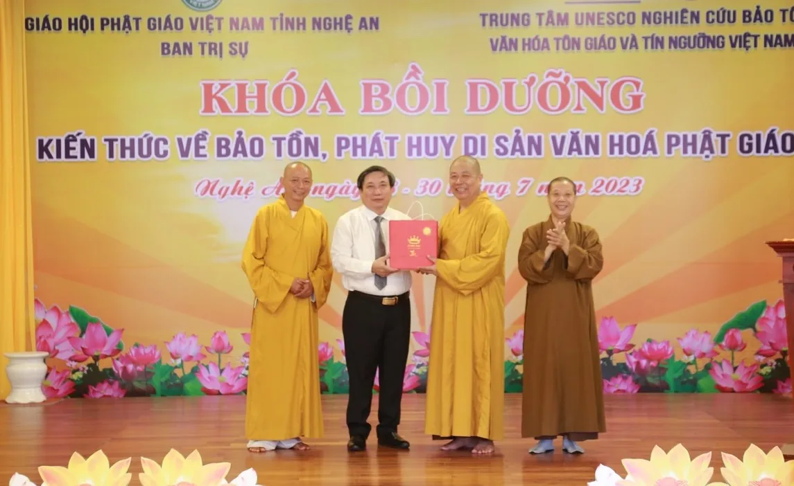 Ban Trị sự GHPGVN tỉnh Nghệ An tặng quà Trung tâm UNESCO Nghiên cứu Bảo tồn Văn hóa Tôn giáo và Tín ngưỡng Việt Nam