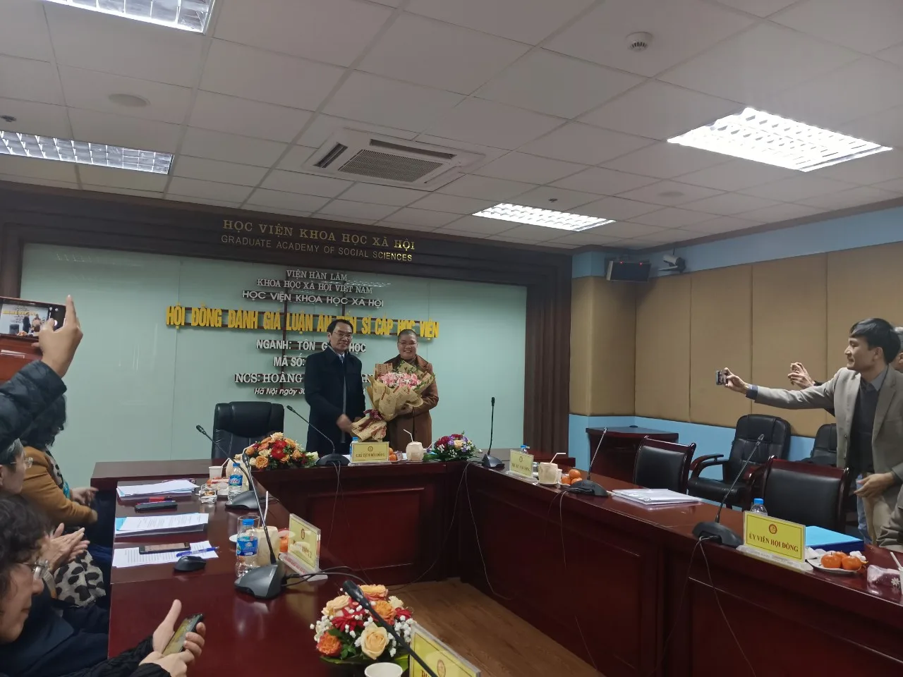 Sáng 30-01-2024, tại Học viện Khoa học Xã hội (TP.Hà Nội), nghiên cứu sinh Hoàng Thị Lan Anh (Thích Giác Ân) - thành viên Ban VHTƯ GHPGVN đã bảo vệ thành công luận án tiến sĩ Phật học cấp học viện với đề tài: "Truyền thừa Tào động ở phía bắc Việt Nam: Nghiên cứu sơn môn Hồng Phúc Hoè Nhai"
