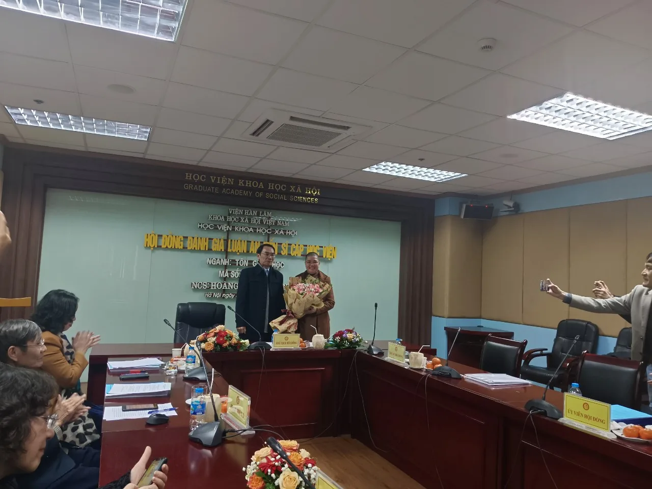 Sáng 30-01-2024, tại Học viện Khoa học Xã hội (TP.Hà Nội), nghiên cứu sinh Hoàng Thị Lan Anh (Thích Giác Ân) - thành viên Ban VHTƯ GHPGVN đã bảo vệ thành công luận án tiến sĩ Phật học cấp học viện với đề tài: "Truyền thừa Tào động ở phía bắc Việt Nam: Nghiên cứu sơn môn Hồng Phúc Hoè Nhai"
