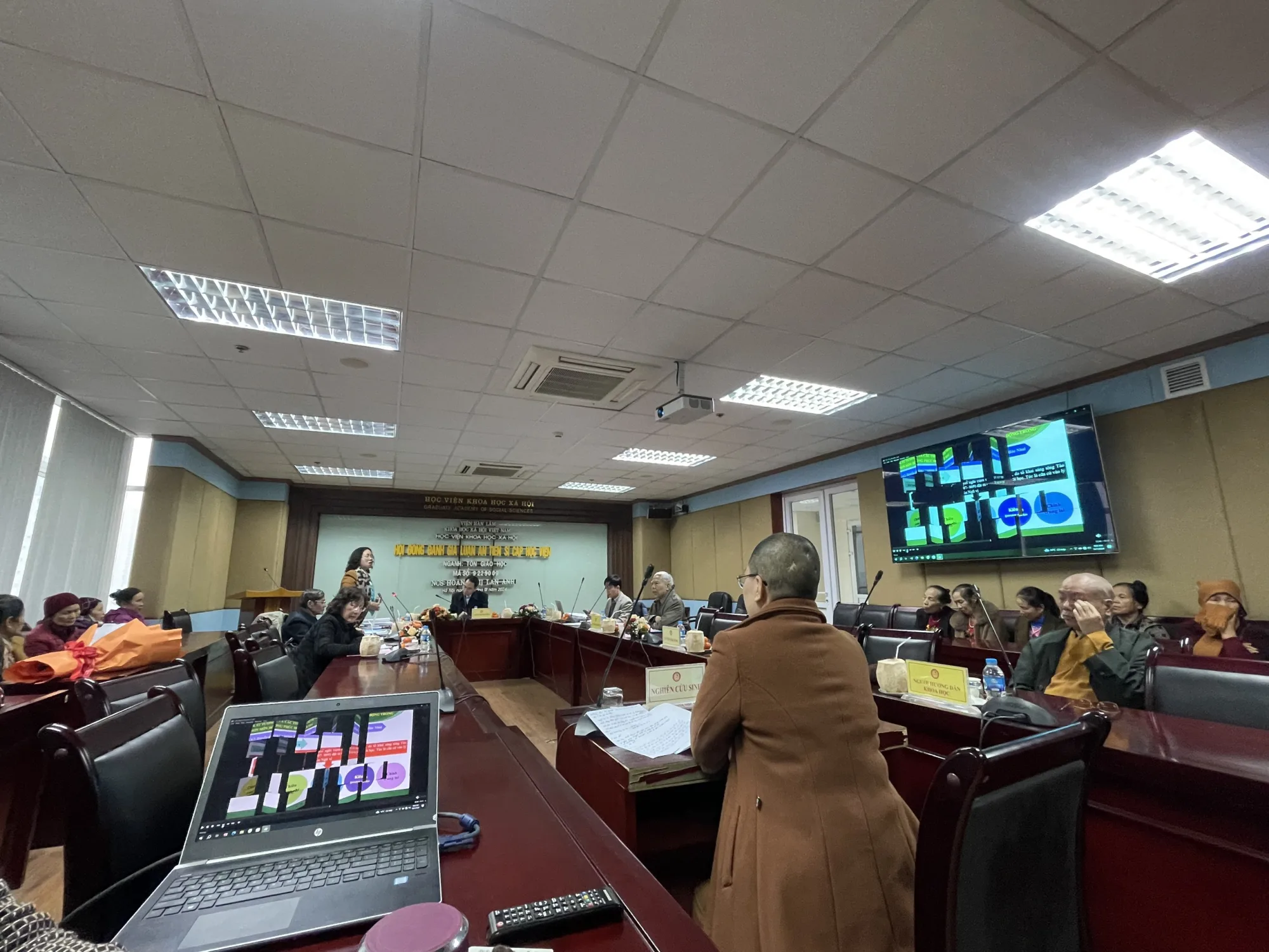 Sáng 30-01-2024, tại Học viện Khoa học Xã hội (TP.Hà Nội), nghiên cứu sinh Hoàng Thị Lan Anh (Thích Giác Ân) - thành viên Ban VHTƯ GHPGVN đã bảo vệ thành công luận án tiến sĩ Phật học cấp học viện với đề tài: "Truyền thừa Tào động ở phía bắc Việt Nam: Nghiên cứu sơn môn Hồng Phúc Hoè Nhai"