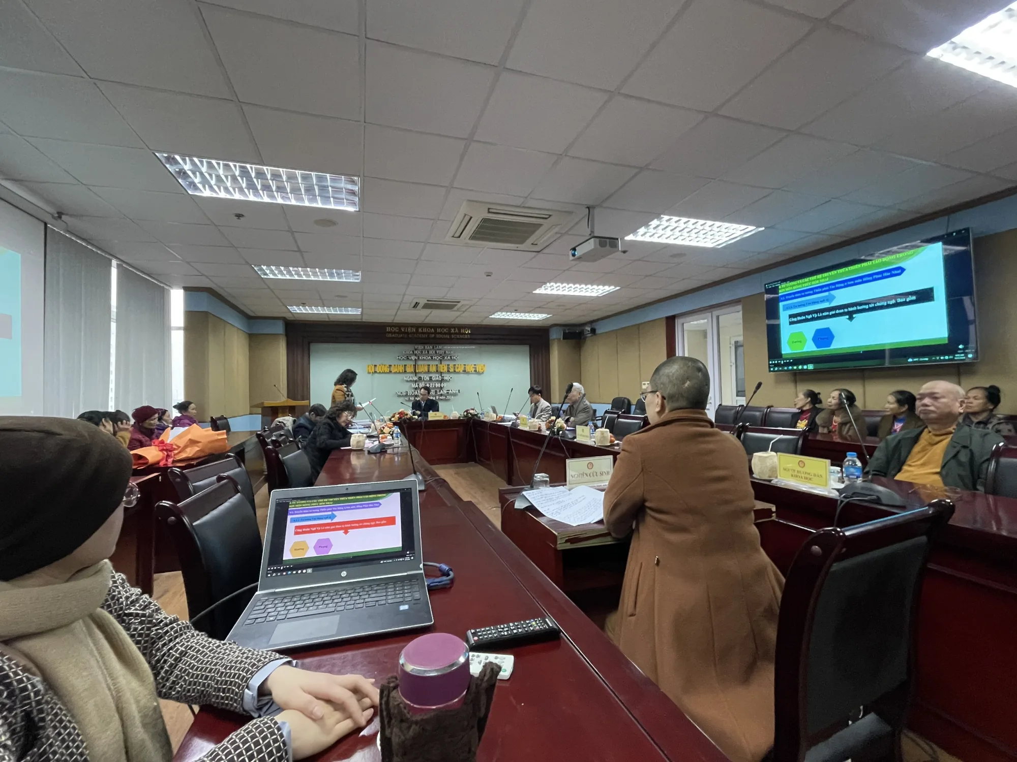 Sáng 30-01-2024, tại Học viện Khoa học Xã hội (TP.Hà Nội), nghiên cứu sinh Hoàng Thị Lan Anh (Thích Giác Ân) - thành viên Ban VHTƯ GHPGVN đã bảo vệ thành công luận án tiến sĩ Phật học cấp học viện với đề tài: "Truyền thừa Tào động ở phía bắc Việt Nam: Nghiên cứu sơn môn Hồng Phúc Hoè Nhai"