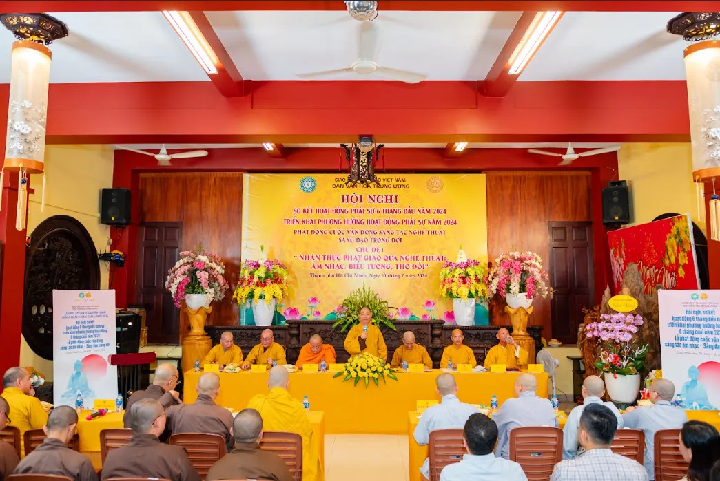 Hòa thượng Thích Thọ Lạc - Trưởng Ban Văn hóa Trung Ương cùng các hòa thượng trong Ban Văn hóa Trung Ương.