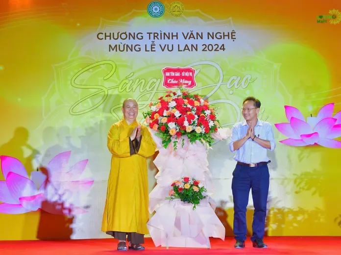 Ông Phạm Quốc Vinh – Phó Ban Tôn giáo Sở Nội vụ tỉnh Nghệ An tặng hoa chúc mừng.