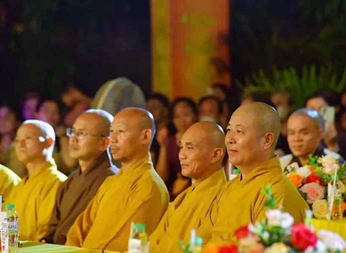 Các hoà thượng dự đêm văn nghệ.
