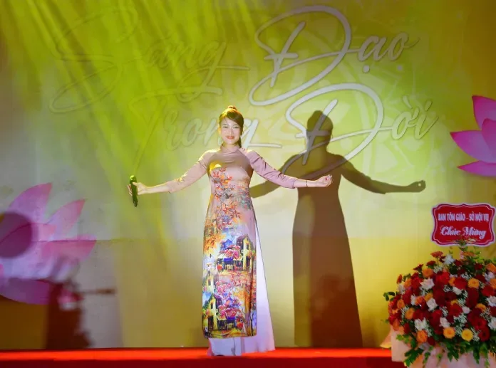 Ca khúc “We belong together” do ca sĩ Linh Lana thể hiện.
