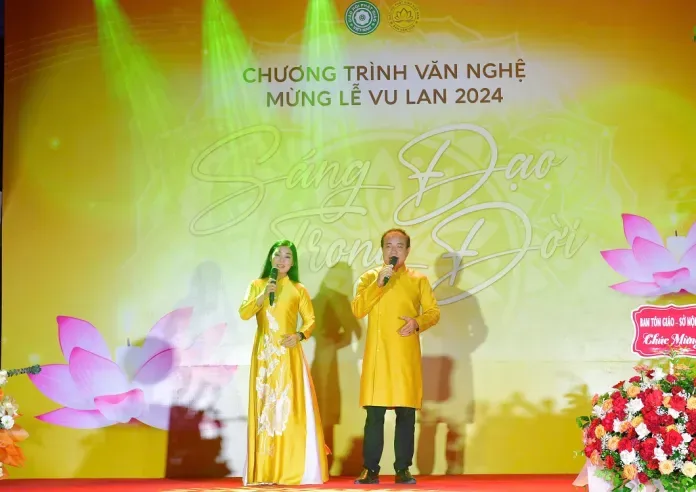 NSUT Thành Vinh và NSUT Thiên Huế thể hiện làn điệu dân ca ví giặm “Bác Hồ với Phật giáo”.