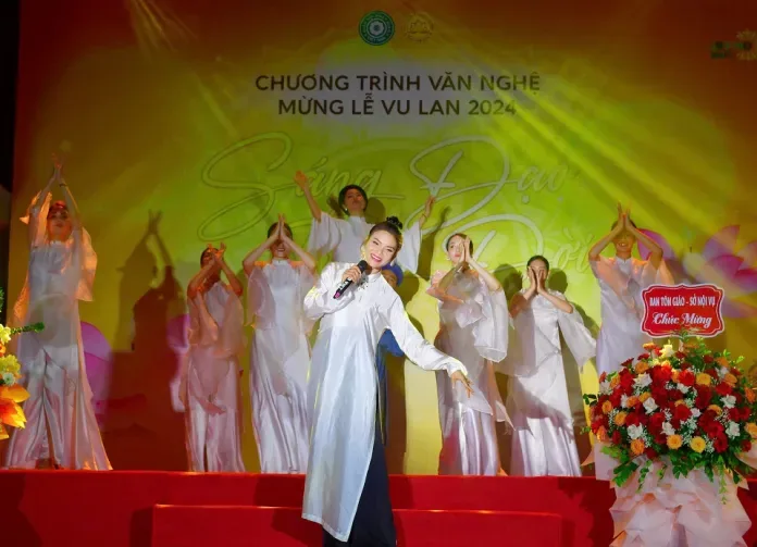 Ca sĩ Phương Thảo với ca khúc “Cõng mẹ về trời” gây xúc động.