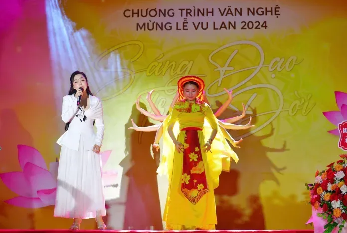 Đặc biệt, ca sĩ Hồ Quỳnh Hương và vũ đoàn EMMY với ca khúc “Mẹ từ bi” đã được công chúng nhiệt tình đón nhận.