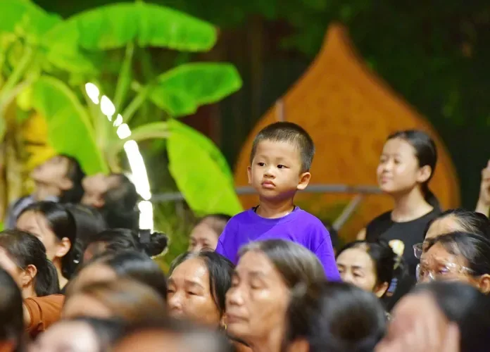 Đông đảo bà con phật tử đến chùa đón xem văn nghệ, trong đó có rất nhiều trẻ em và nam nữ thanh thiên.