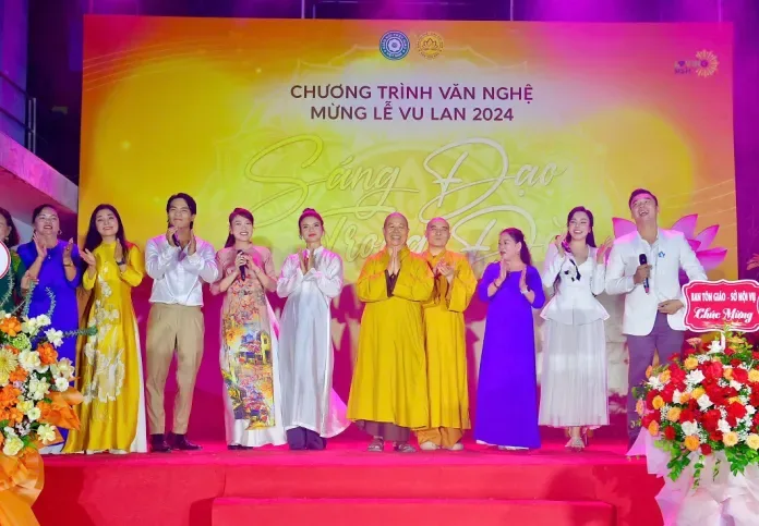 Các ca sĩ và tăng ni, phật tử kết thúc đêm biểu diễn trong niềm hoan hỉ.