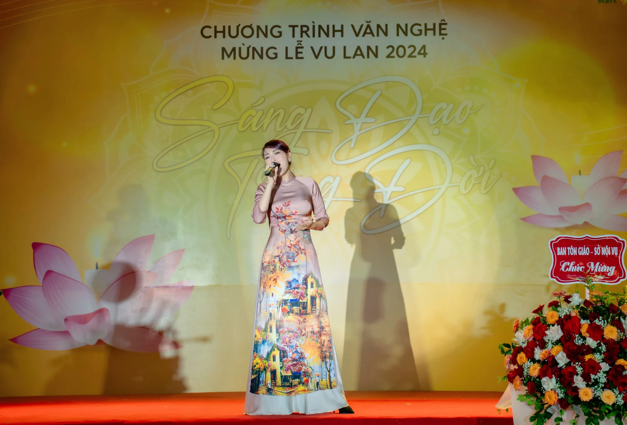 Ca sĩ Linh Lana thể hiện ca khúc We Belong Together.