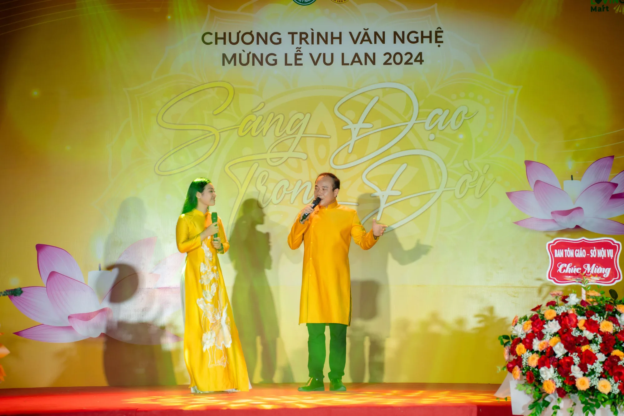 NSƯT Thành Vinh và NSƯT Thiên Huế thể hiện ca khúc "Bác Hồ với Phật giáo".
