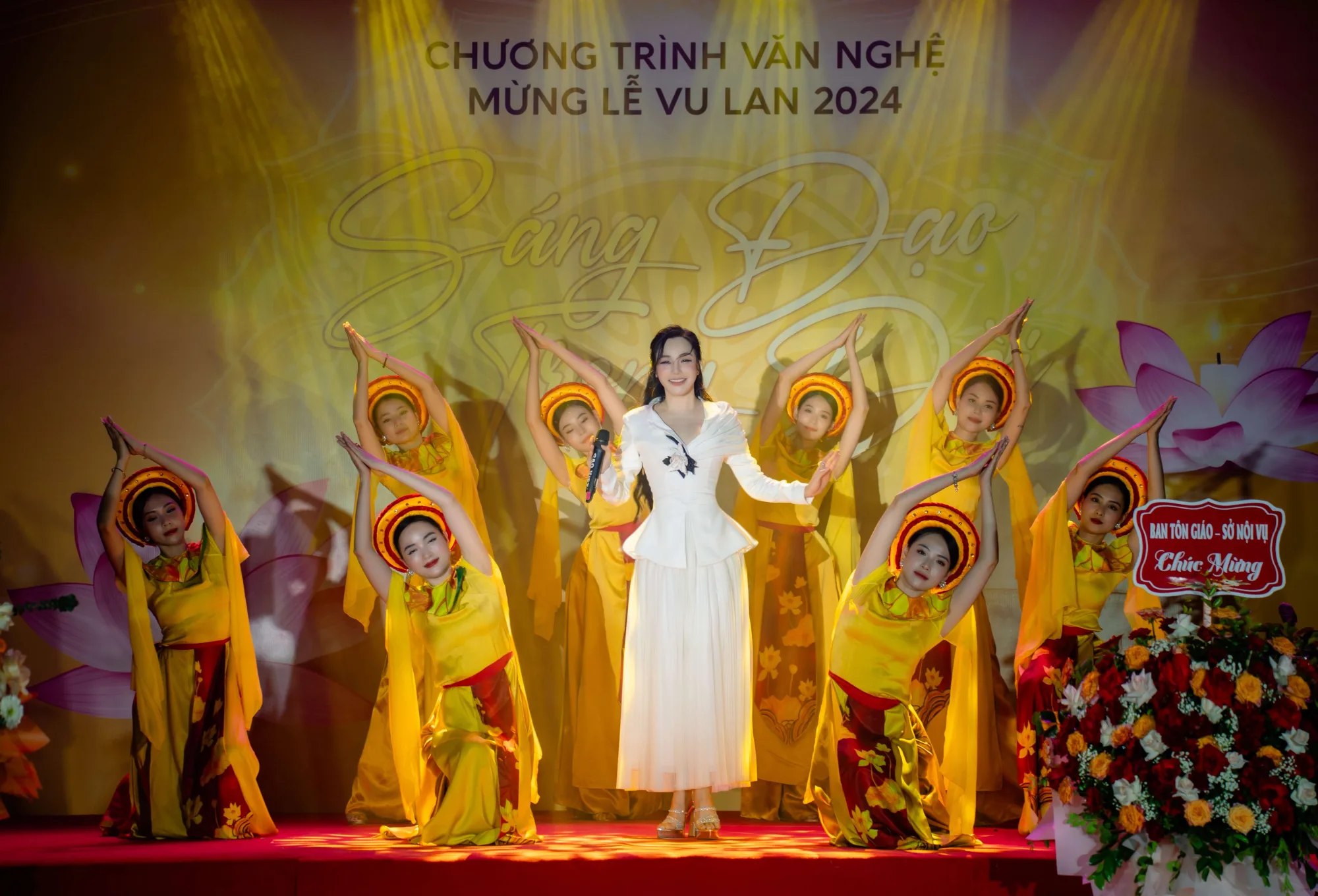 Ca sĩ Hồ Quỳnh Hương thể hiện ca khúc “Mẹ Từ Bi” và “Vô vi” đầy cảm xúc.