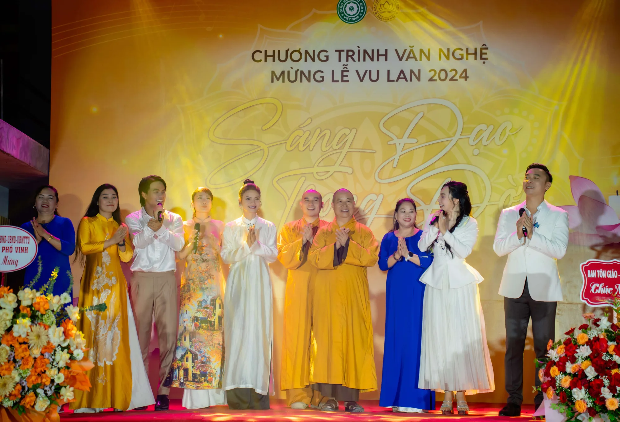 Các ca sĩ và tăng ni, phật tử chào kết chương trình.
