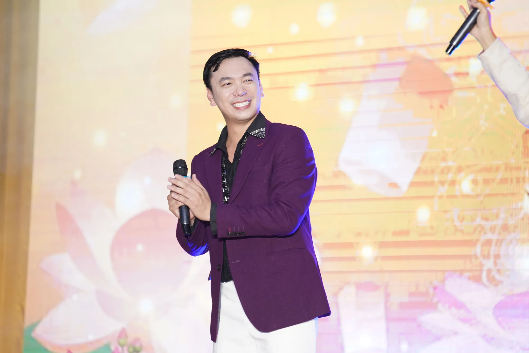 Hồ Quỳnh Hương, Trần Thu Hường và các nghệ sĩ hội ngộ tại đêm nhạc “Sáng Đạo Trong Đời”