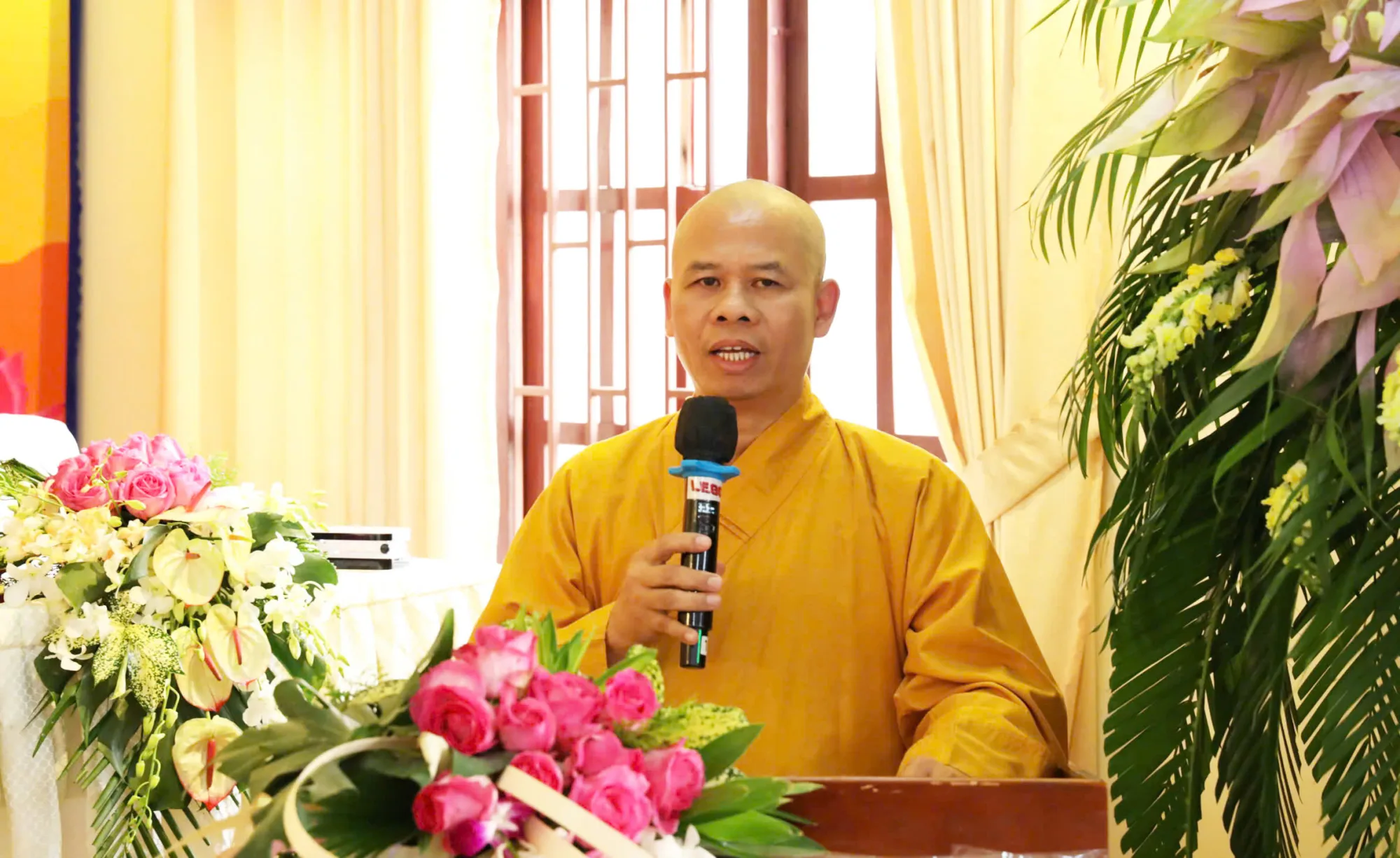 Thượng tọa Thích Vạn Trí phát biểu.