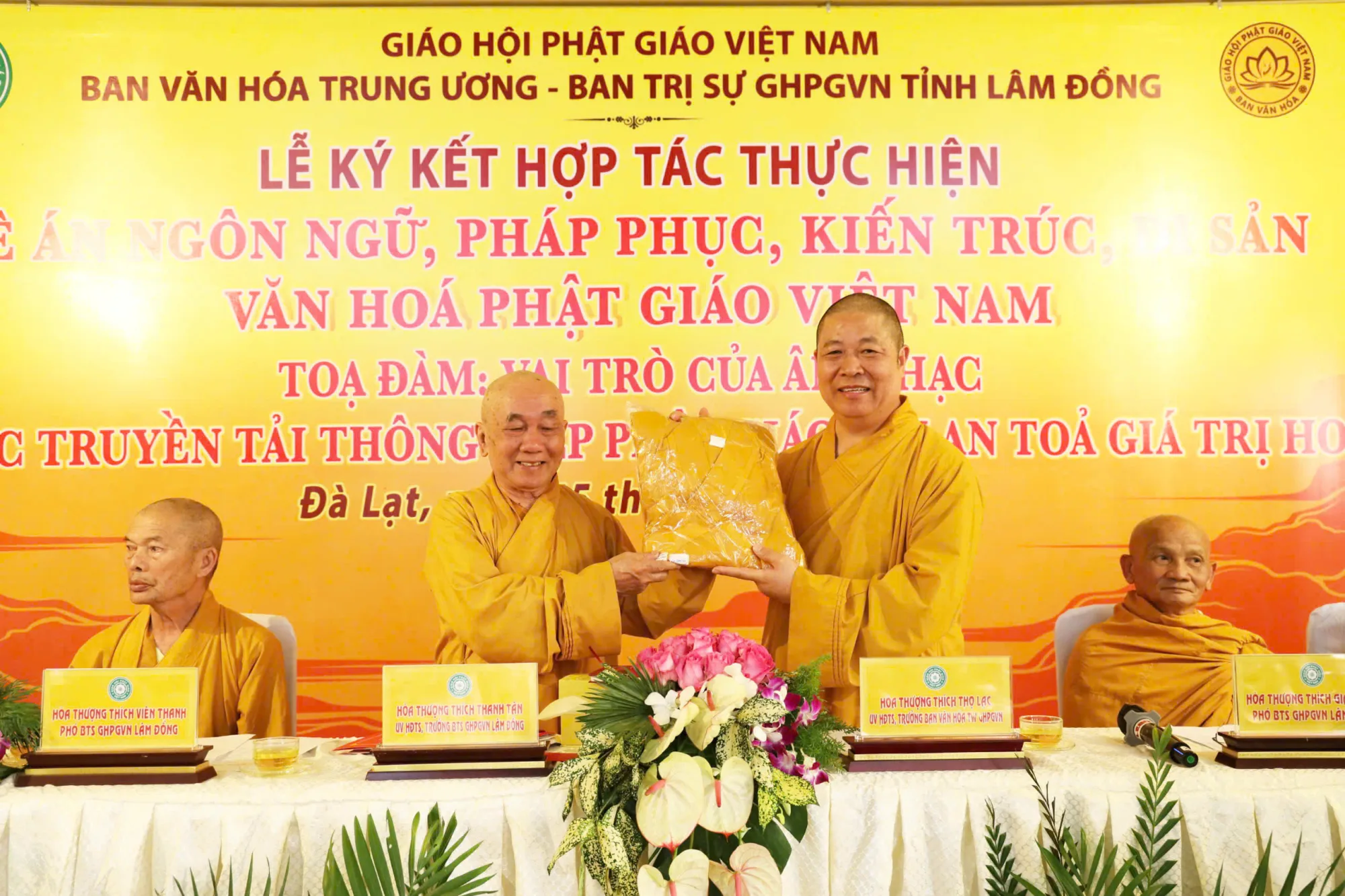 Lâm Đồng - Ban Văn hoá Trung ương GHPGVN cùng Ban Trị sự GHPGVN tỉnh Lâm Đồng thực hiện lễ Ký kết hợp tác thực hiện 4 đề án: "Ngôn ngữ, Pháp phục, Kiến trúc, Di sản"