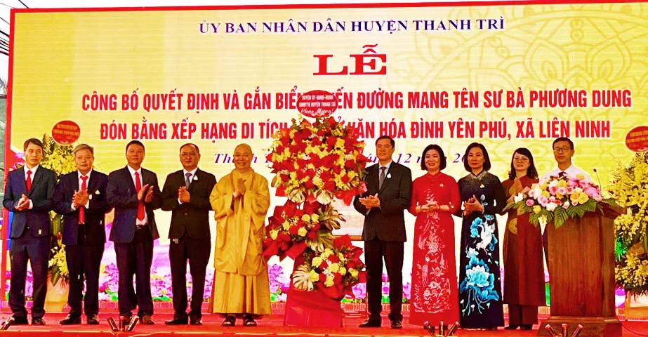 Lãnh đạo huyện Thanh Trì tặng hoa chúc mừng