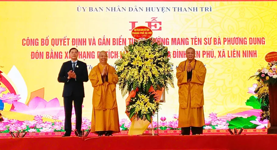 Ban trị sự GHPGVN TP Hà Nội tặng hoa chúc mừng