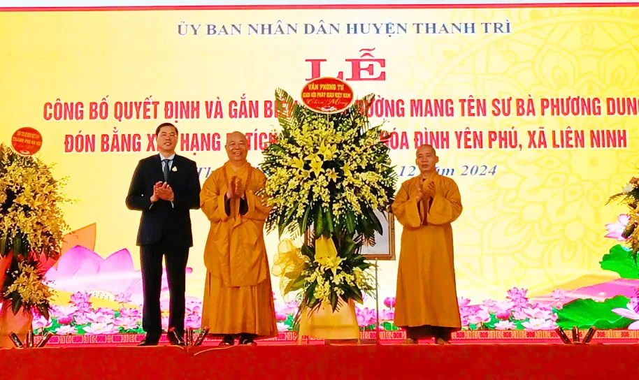 Văn phòng Trung ương GHPGVN tặng hoa chúc mừng