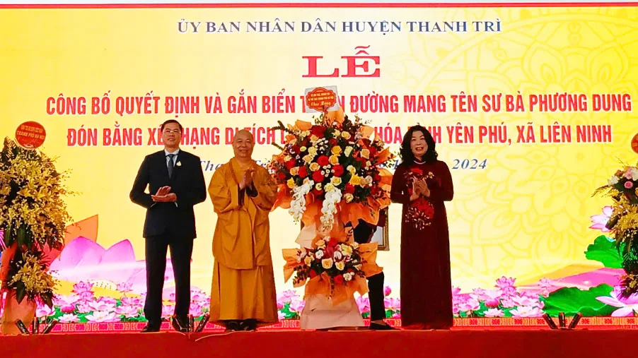 Sở Văn hóa - Thông tin Hà Nội tặng hoa chúc mừng