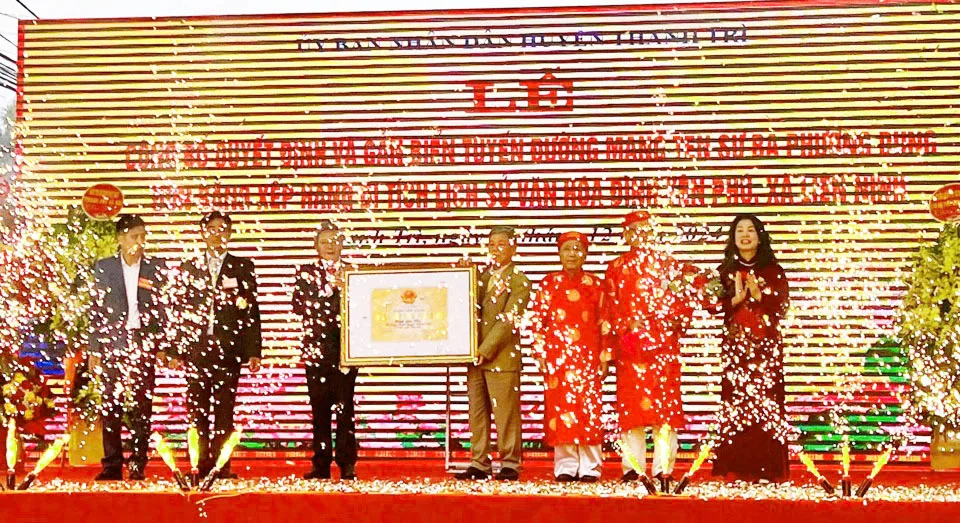 Lãnh đạo Sở Văn hóa - Thông tin TP Hà Nội trao Quyết định công nhận đình Yên Phú là Di tích lịch sử văn hóa cấp Thành phố