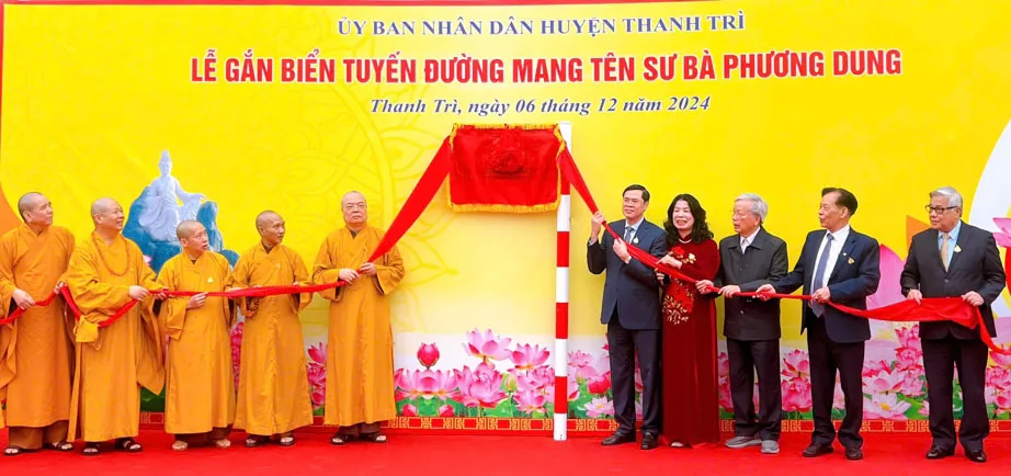 Chư Tôn đức Lãnh đạo GHPGVN và Các đại biểu gắn biển tuyến đường mang tên Sư bà Phương Dung