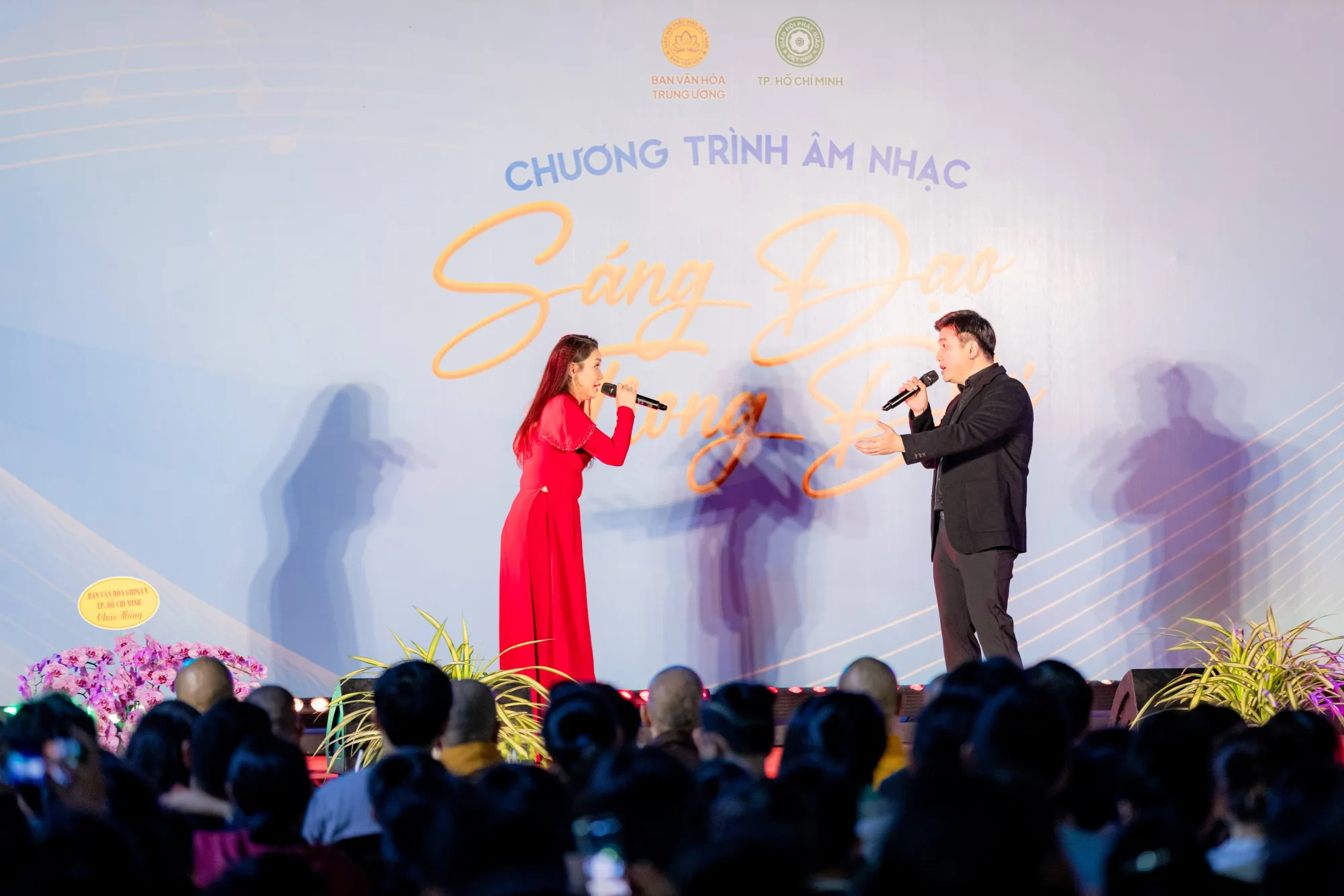 Ca sĩ Ngọc Anh và Tô Minh Đức song ca hai ca khúc đầy ý nghĩa: "Một Vòng Việt Nam" và "Hạnh Phúc Có Phật", truyền tải thông điệp về tình lòng yêu nước và sự an lạc trong cuộc sống.