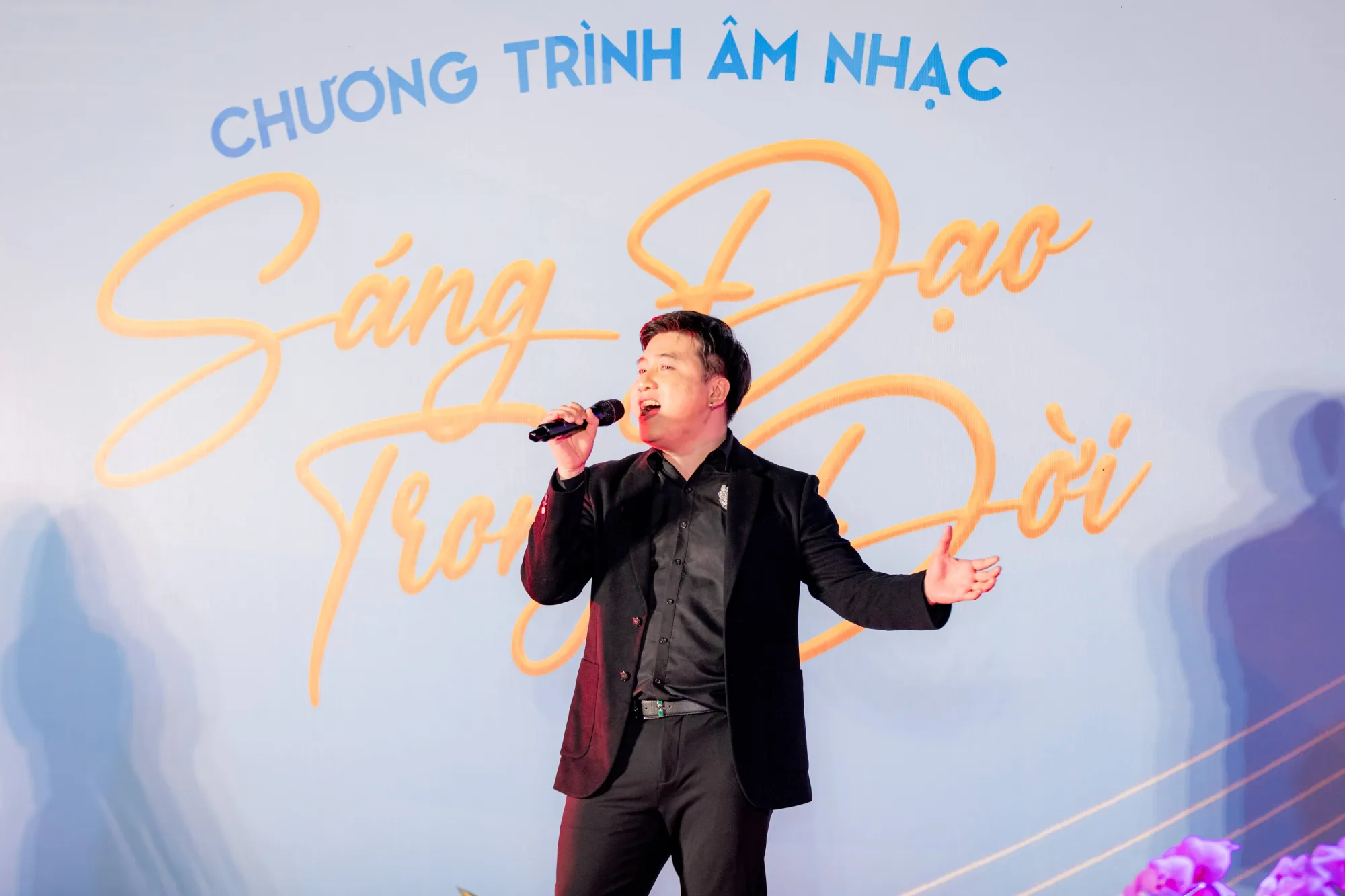 Nam ca sĩ Tô Minh Đức biểu diễn hai ca khúc “Ngày Rằm Tháng Tư” và “Về Quê Ngoại”