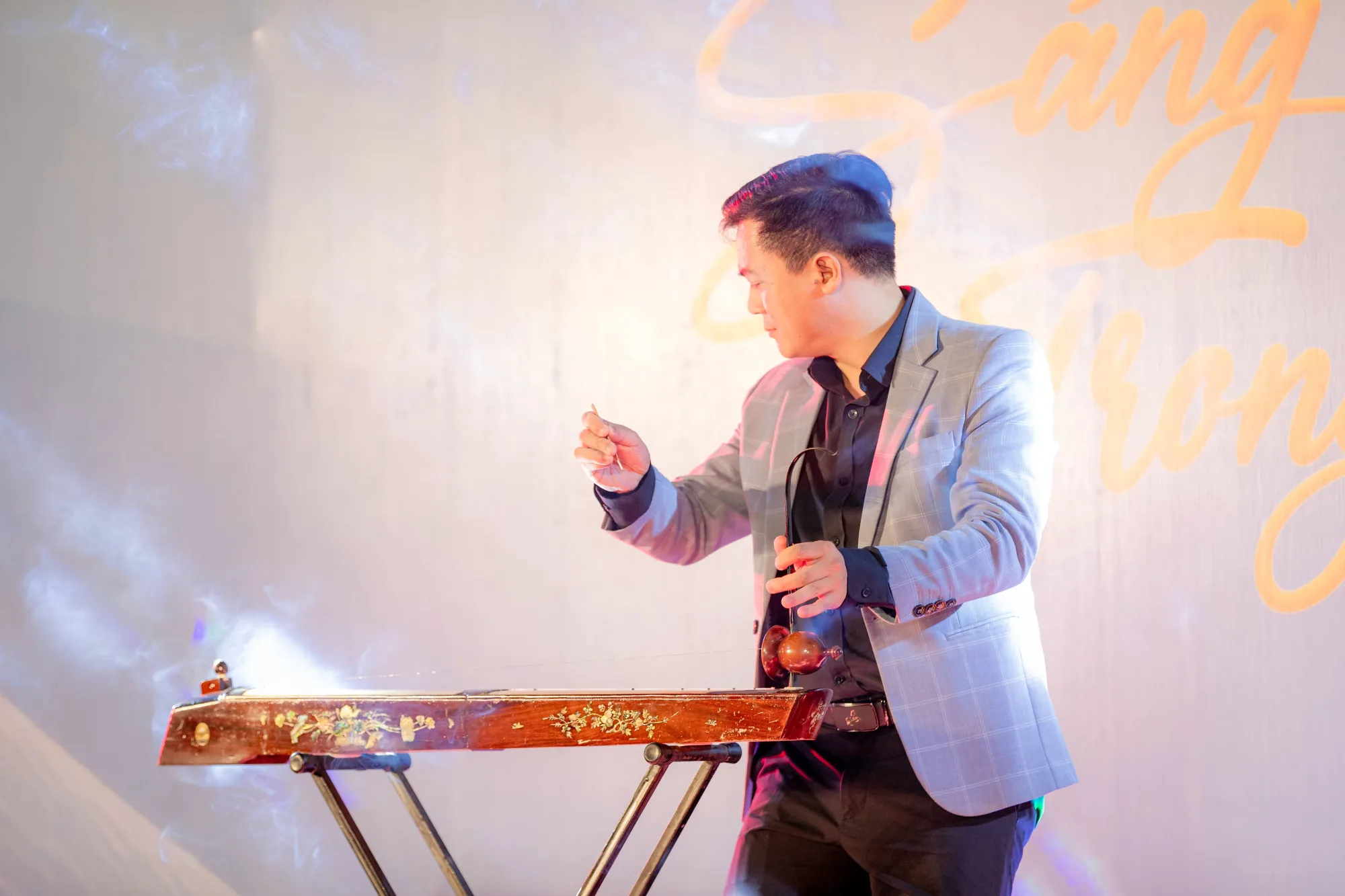 NSƯT Nguyễn Quang Hưng cùng cây đàn bầu đã chiếm trọn cảm tình khán giả qua bản mashup độc đáo "Cây Trúc Xinh" và "Attention", kết hợp giữa âm hưởng truyền thống và hơi thở hiện đại.