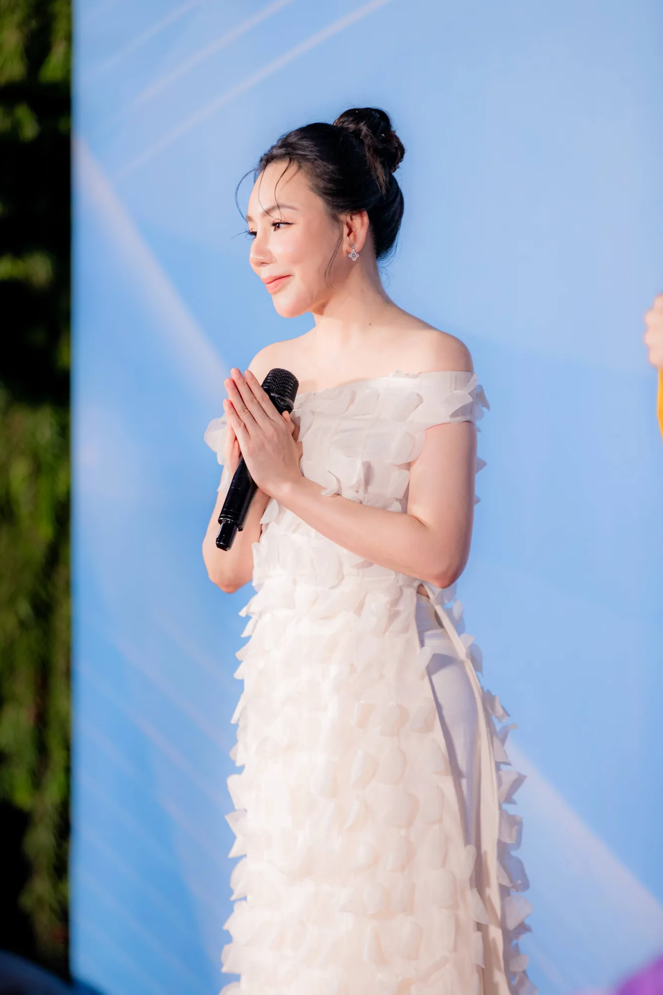 Nữ ca sĩ Hồ Quỳnh Hương, gương mặt quen thuộc của các đêm nhạc ‘Sáng Đạo Trong Đời’ khiến khán giả xúc động với các ca khúc "Nếu Một Mai Tôi Bay Lên Trời" và "Ánh Sáng Thiên Thần", bài hát do chính cô sáng tác.