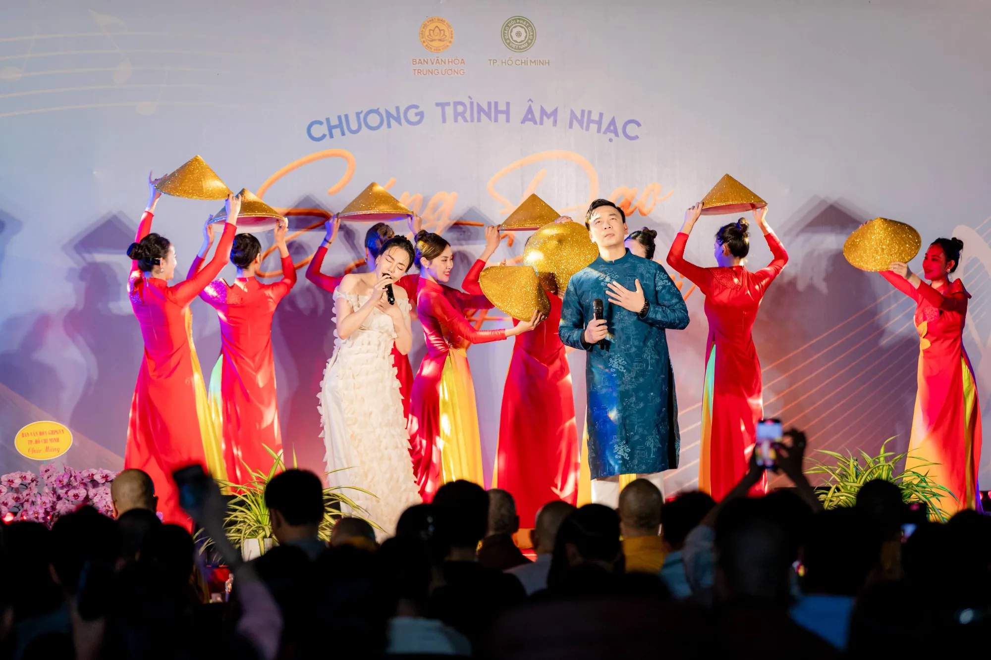 Ca sĩ Hồ Quỳnh Hương kết hợp với Lê Việt Anh tri ân khán giả với ca khúc ‘Việt Nam trong tôi là’ khép lại đêm nhạc trong không khí đoàn kết và yêu thương.