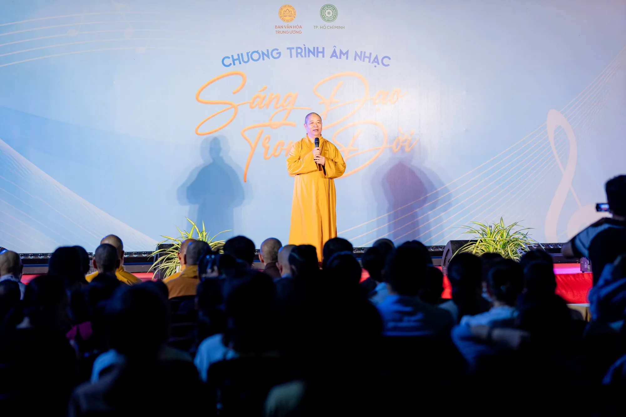 Hoà thượng Thích Thọ Lạc phát biểu khai mạc chương trình Nghệ thuật Phật giáo "Sáng đạo trong đời"