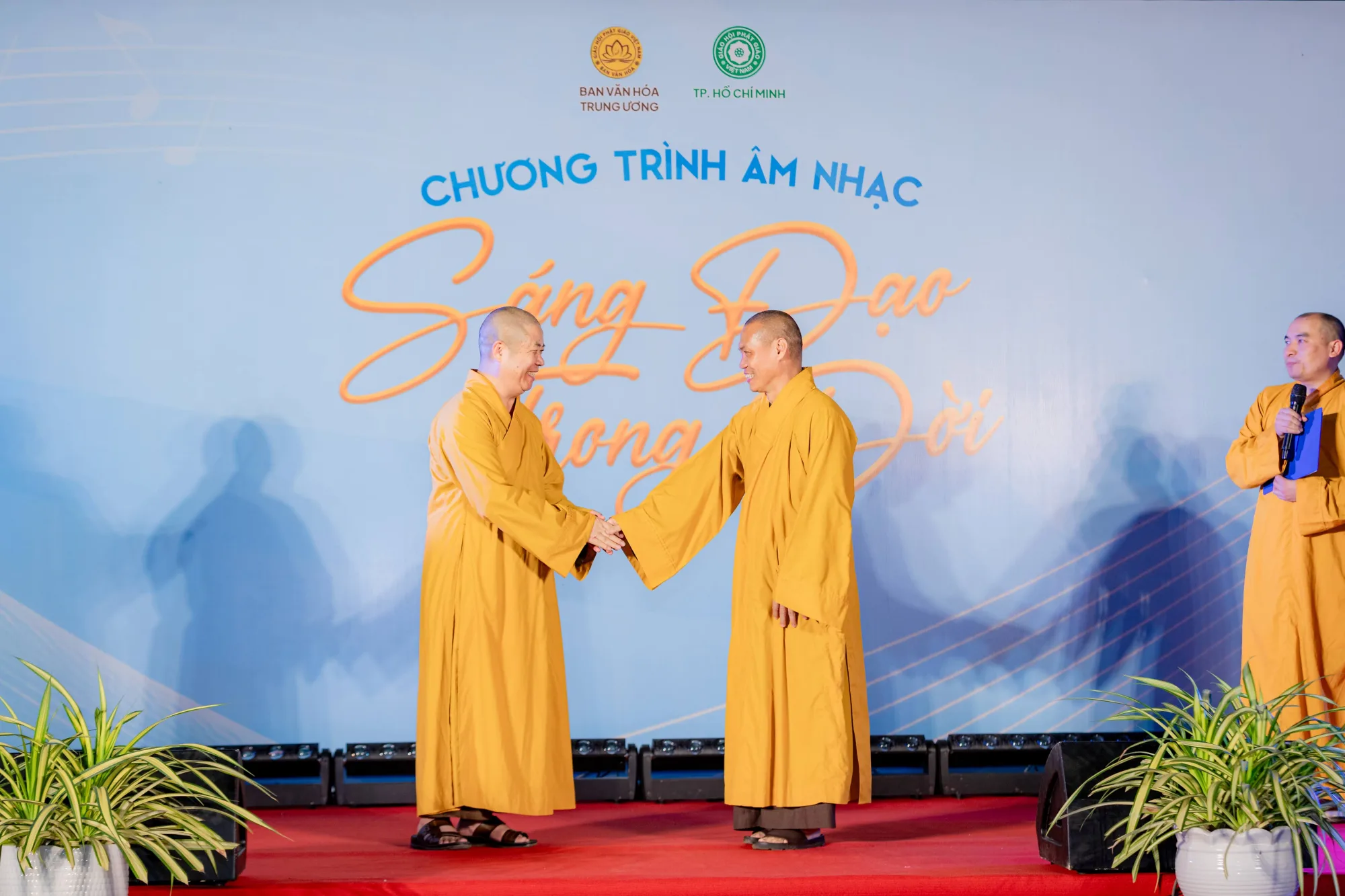 Hồ Quỳnh Hương hội ngộ cùng học trò Myra Trần trong đêm nhạc "Sáng đạo trong đời" tại TP.HCM