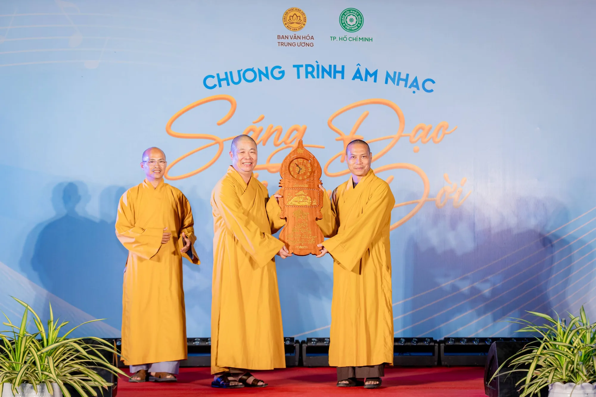 Hồ Quỳnh Hương hội ngộ cùng học trò Myra Trần trong đêm nhạc "Sáng đạo trong đời" tại TP.HCM
