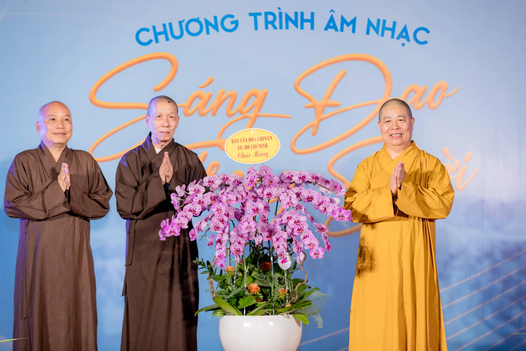 Hồ Quỳnh Hương hội ngộ cùng học trò Myra Trần trong đêm nhạc "Sáng đạo trong đời" tại TP.HCM