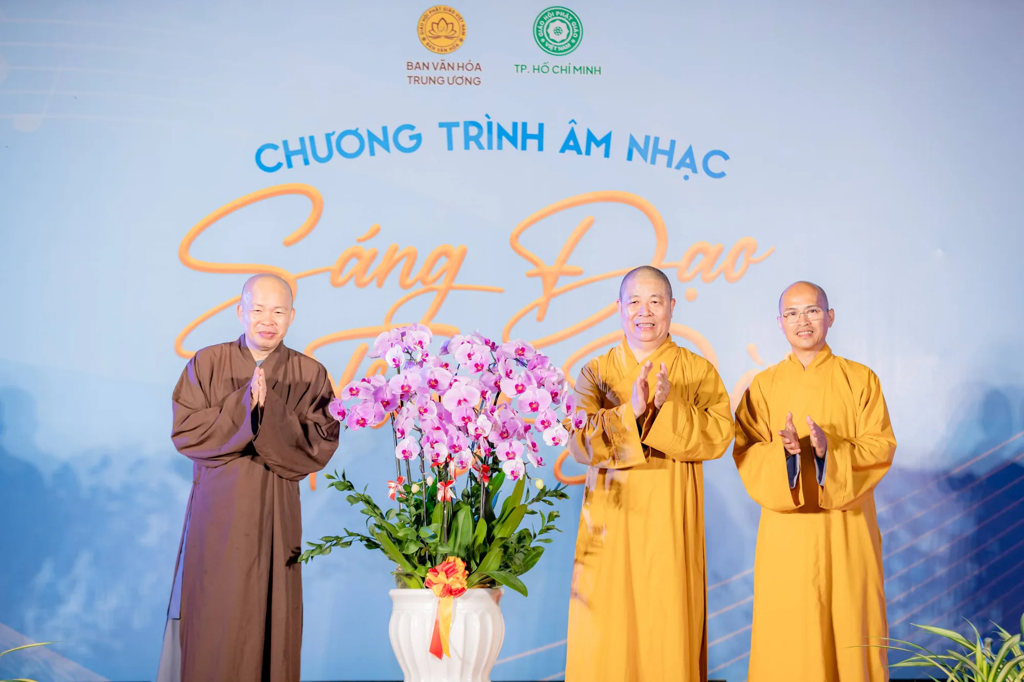 Hồ Quỳnh Hương hội ngộ cùng học trò Myra Trần trong đêm nhạc "Sáng đạo trong đời" tại TP.HCM