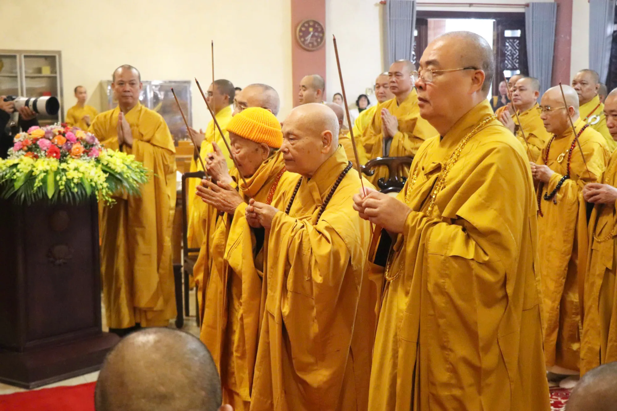 Chư Tôn đức dâng hương tưởng niệm