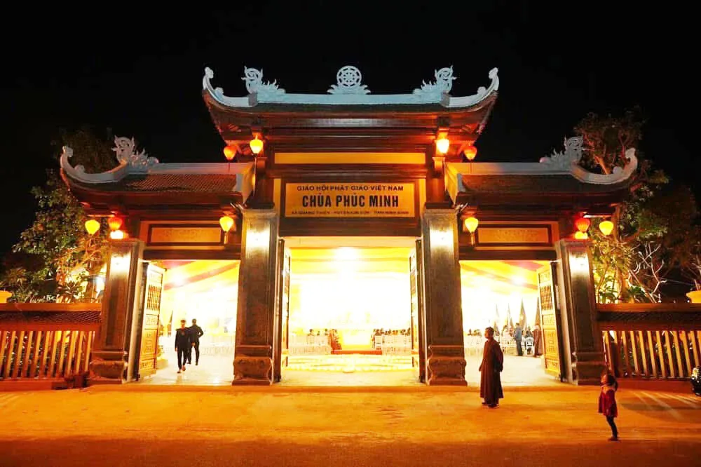 Chùa Phúc Minh về đêm