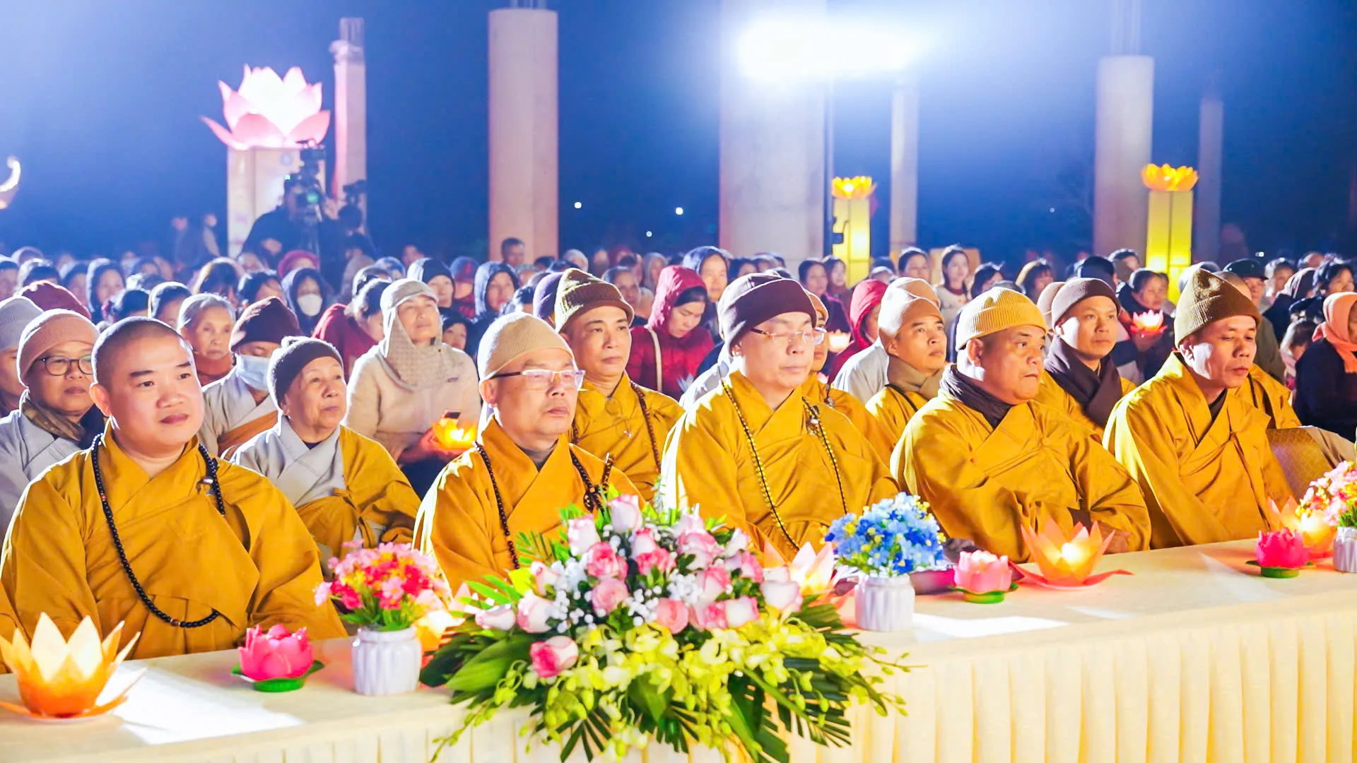 Chư Tôn đức Lãnh đạo Ban Văn hoá Trung ương GHPGVN kết hợp cùng BTS GHPGVN tỉnh Ninh Bình trang nghiêm tổ chức đêm hoa đăng cầu nguyện Quốc thái dân an mừng ngày đại lễ Phật Thành đạo