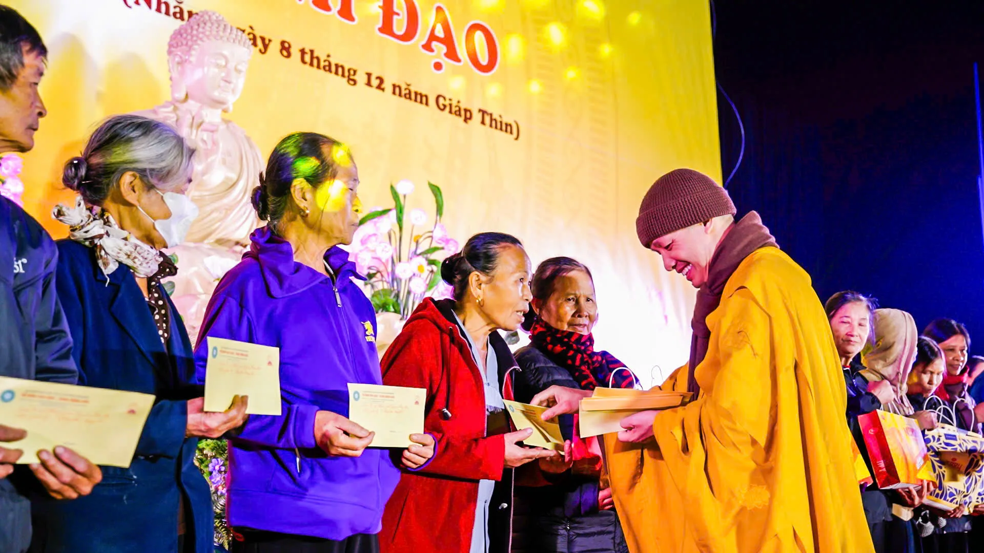 Chư Tôn đức Lãnh đạo Ban Văn hoá Trung ương GHPGVN kết hợp cùng BTS GHPGVN tỉnh Ninh Bình trang nghiêm tổ chức đêm hoa đăng cầu nguyện Quốc thái dân an mừng ngày đại lễ Phật Thành đạo
