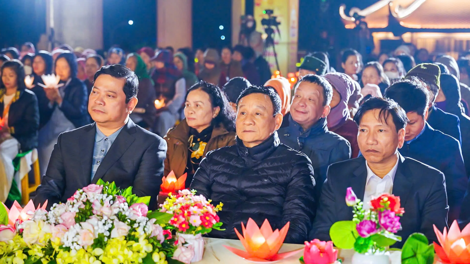 Chư Tôn đức Lãnh đạo Ban Văn hoá Trung ương GHPGVN kết hợp cùng BTS GHPGVN tỉnh Ninh Bình trang nghiêm tổ chức đêm hoa đăng cầu nguyện Quốc thái dân an mừng ngày đại lễ Phật Thành đạo