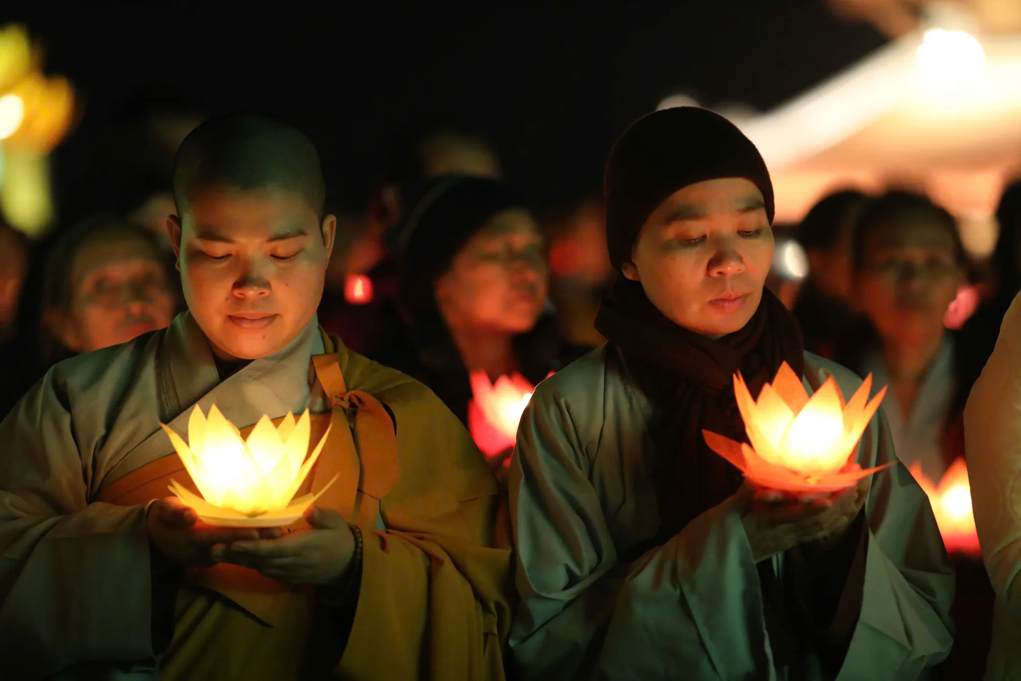 Chư Tôn đức Lãnh đạo Ban Văn hoá Trung ương GHPGVN kết hợp cùng BTS GHPGVN tỉnh Ninh Bình trang nghiêm tổ chức đêm hoa đăng cầu nguyện Quốc thái dân an mừng ngày đại lễ Phật Thành đạo