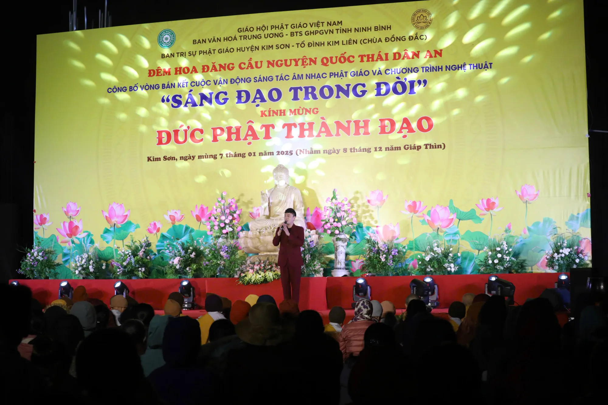 Chư Tôn đức Lãnh đạo Ban Văn hoá Trung ương GHPGVN kết hợp cùng BTS GHPGVN tỉnh Ninh Bình trang nghiêm tổ chức đêm hoa đăng cầu nguyện Quốc thái dân an mừng ngày đại lễ Phật Thành đạo