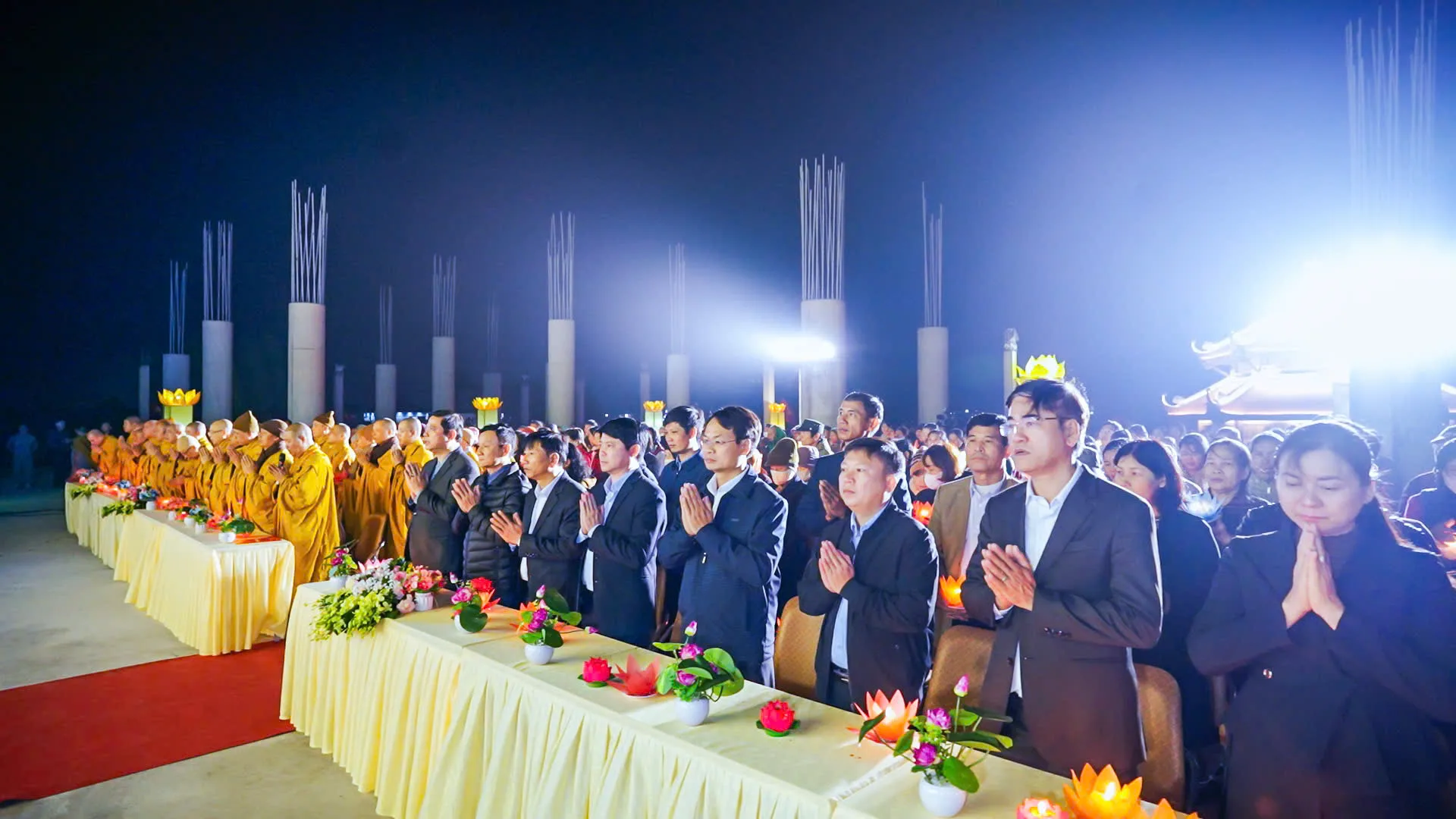 Chư Tôn đức Lãnh đạo Ban Văn hoá Trung ương GHPGVN kết hợp cùng BTS GHPGVN tỉnh Ninh Bình trang nghiêm tổ chức đêm hoa đăng cầu nguyện Quốc thái dân an mừng ngày đại lễ Phật Thành đạo