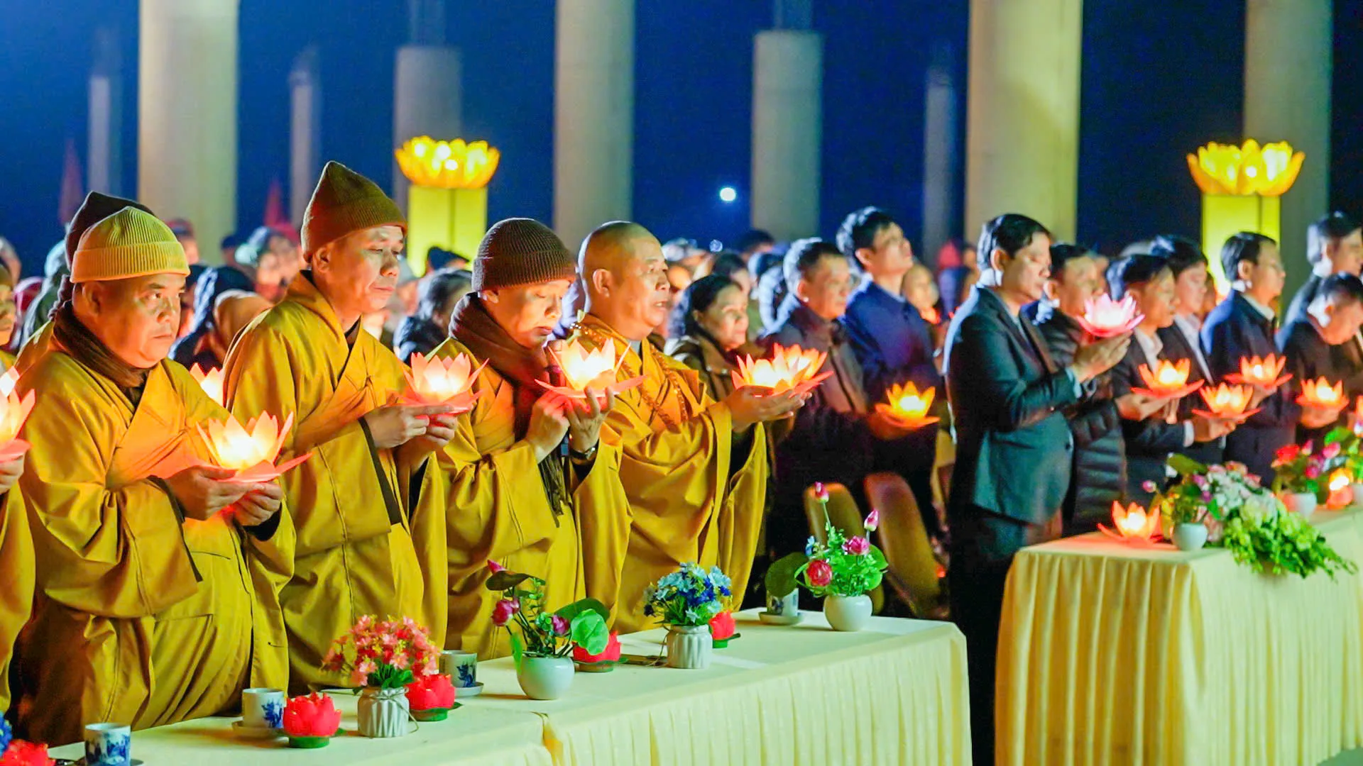 Chư Tôn đức dâng hoa đăng cúng dường nhân ngày Đại lễ Phật Thành đạo
