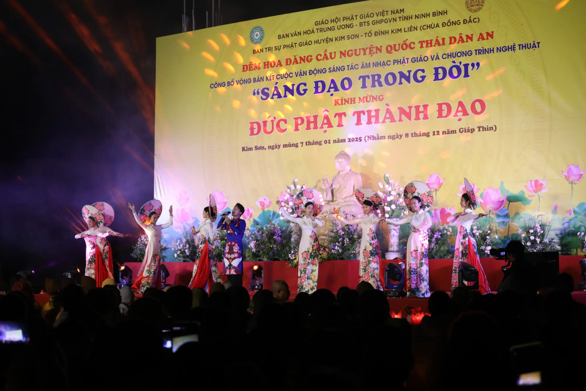 Chư Tôn đức Lãnh đạo Ban Văn hoá Trung ương GHPGVN kết hợp cùng BTS GHPGVN tỉnh Ninh Bình trang nghiêm tổ chức đêm hoa đăng cầu nguyện Quốc thái dân an mừng ngày đại lễ Phật Thành đạo
