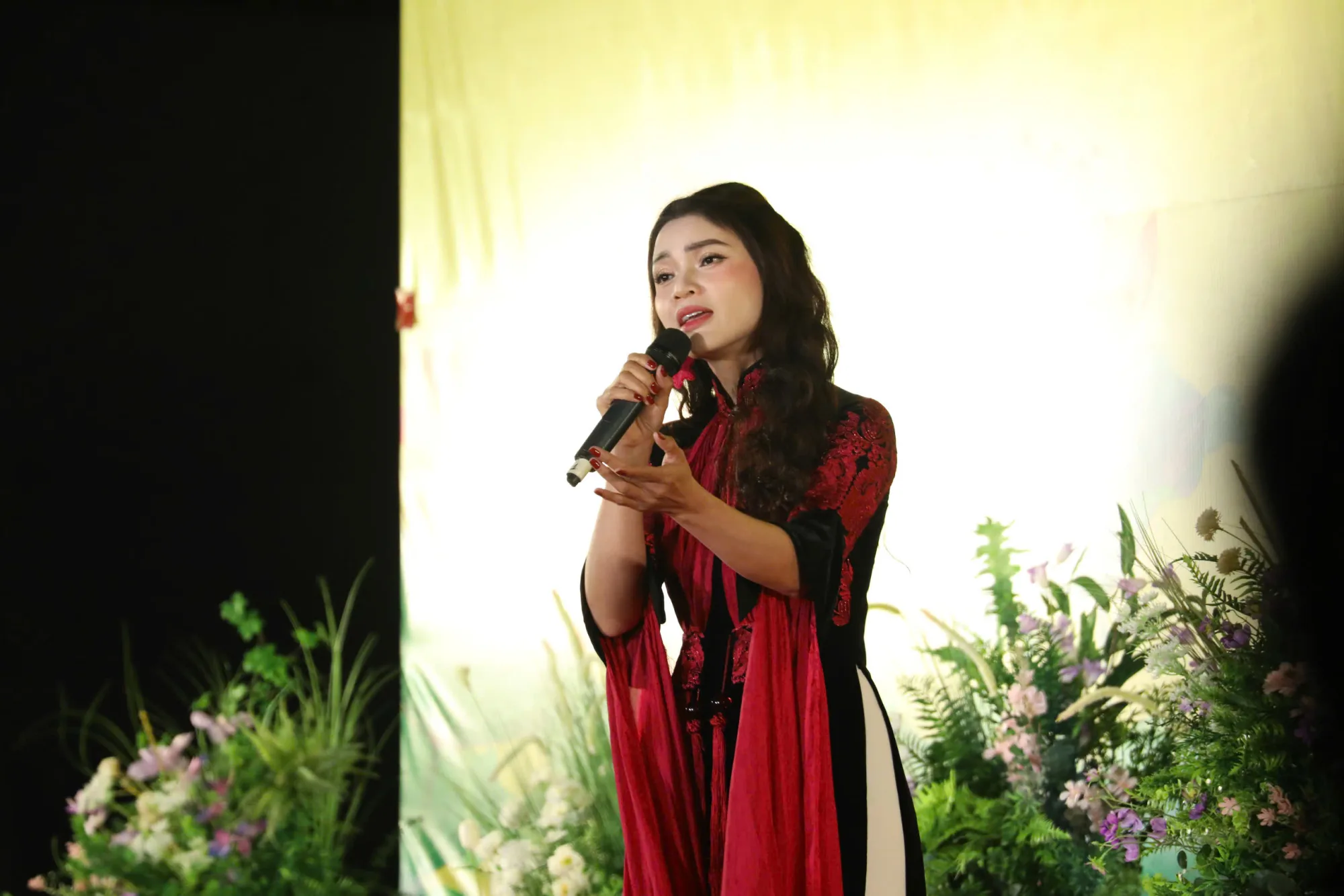 Chư Tôn đức Lãnh đạo Ban Văn hoá Trung ương GHPGVN kết hợp cùng BTS GHPGVN tỉnh Ninh Bình trang nghiêm tổ chức đêm hoa đăng cầu nguyện Quốc thái dân an mừng ngày đại lễ Phật Thành đạo